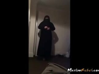 arab niqab butt-cheeks