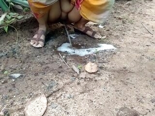 desi aunt nature pissing must see