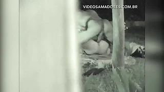 Durante encontro de amigos&comma; casal se afasta discretamente para foder&comma; mas &eacute; descoberto
