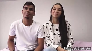 Parejitas&colon; Valerin y sus pezones de chocolate&period; Pareja colombiana en casting porno