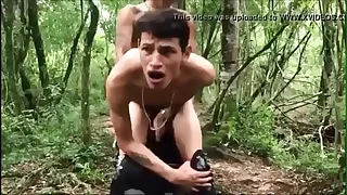 novinho dando no mato gay safado