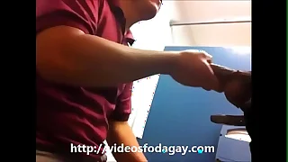 gay dando bantam banheirao publico