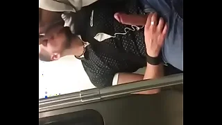 Mamando en el metro