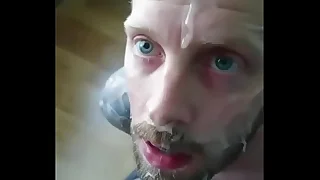 Levando gozada na cara&comma; boquete gostoso gay