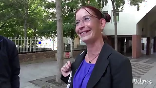 Sonia&comma; mature gourmande&comma; aime sucer des petits jeunes